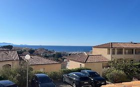Studio vue mer avec piscine et terrain de tennis